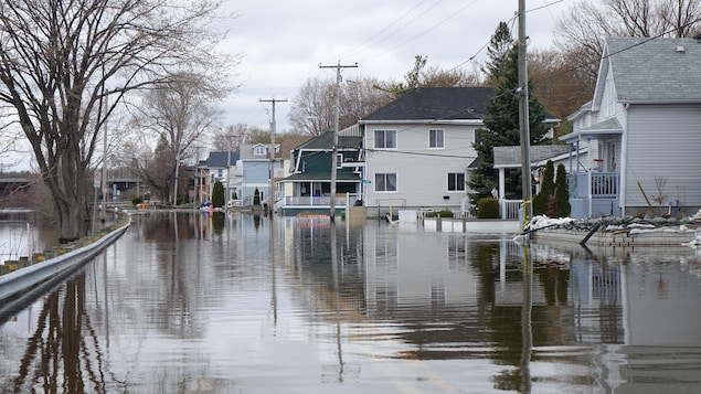 Une rue inondée de Gatineau en bordure de la rivière des Outaouais. 