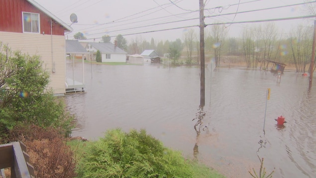 Une rue inondée à Girardville.