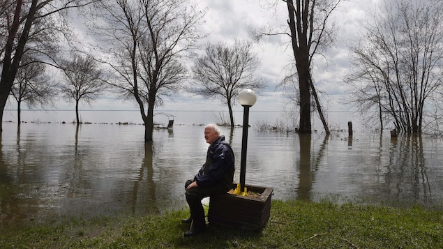 Paul Diamond se repose devant le Lac Saint-Pierre pour y vérifier l'état de son chalet.