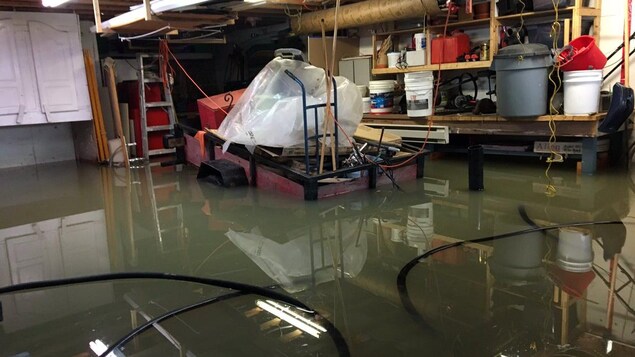 Les sous-sols de plusieurs résidences et chalets sont inondés à Louiseville. Les sous-sols de plusieurs résidences et chalets sont inondés à Louiseville.