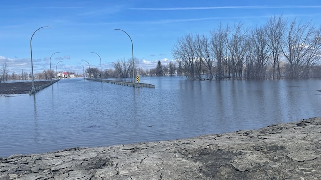 Les eaux de crue viennent jusqu'à la digue de l'autoroute 75 à Morris au Manitoba.