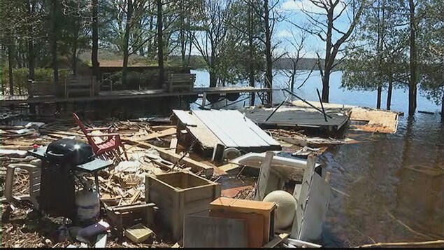 Les ruines d'un chalet sur la berge d'un lac Les ruines d'un chalet sur la berge d'un lac
