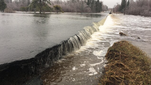 De l'eau sur une route submergée. De l'eau sur une route submergée.