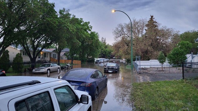 Des voitures englouties dans les eaux ce vendredi 2 juin 2023.