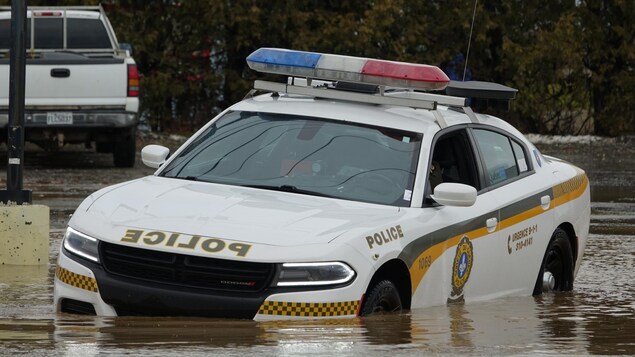 Une voiture de police est en partie submergée, le 2 décembre 2020.