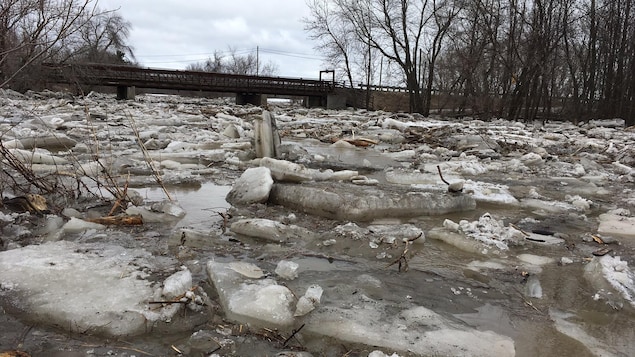 De gros morceaux de glace dans une rivière.