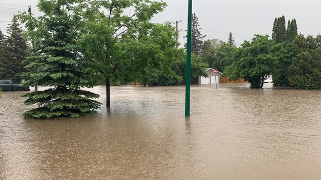 Inondations à l'intersection de la rue Bute et de l'avenue Dufferin à Saskatoon lundi après-midi.