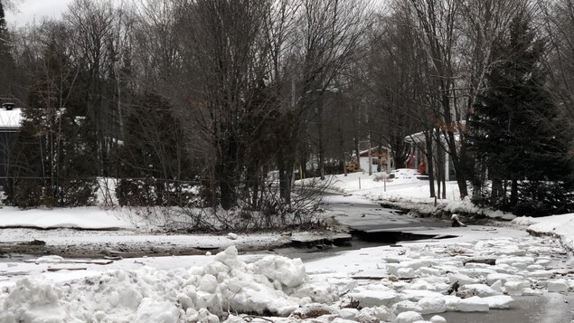 Une rue endommagée par une inondation.