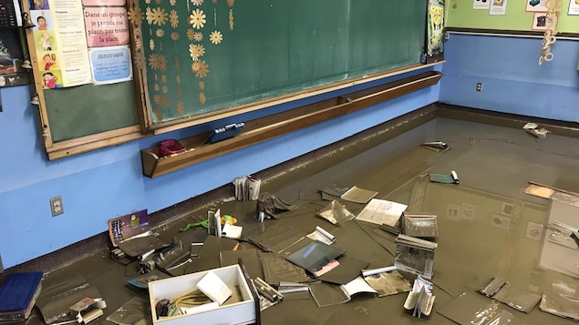 L'eau a fait des ravages dans cette classe, considérée perte totale.
