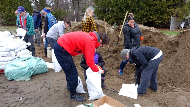 Gatineau Celebre Le Travail De Ses Benevoles Des Inondations Radio Canada Ca