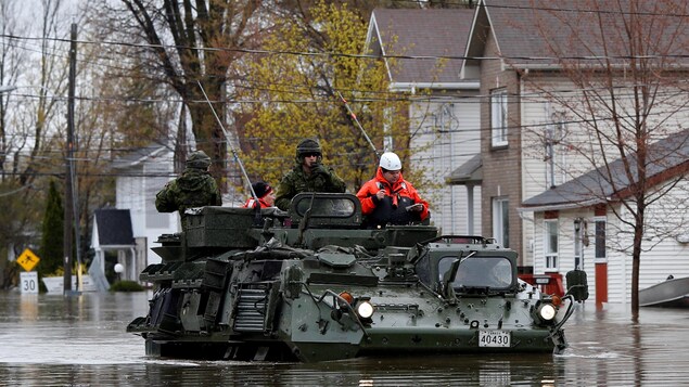 Des soldats canadiens dans les rues inondées de Gatineau