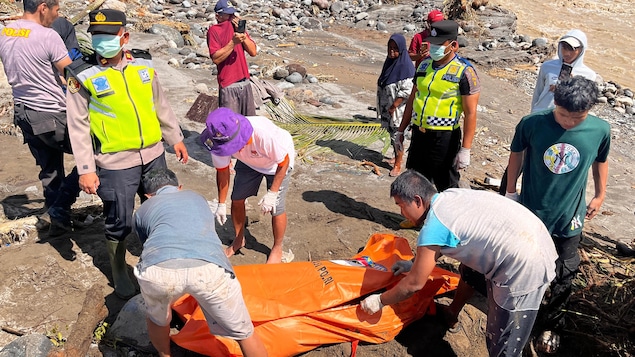 Poplave v jugovzhodni Aziji zahtevale že več kot 460 življenj.
