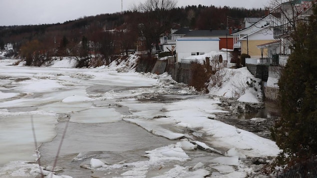 La situation est suivie de près à Beauceville, où des riverains de la rivière Chaudière pourraient être victimes d'inondations au cours des prochaines heures.