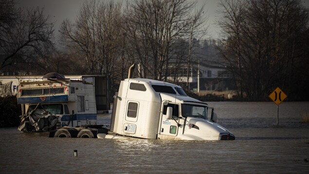 Un camion est submergé à Abbotsford, en C.-B.