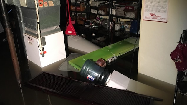 Un sous-sol inondé. Plusieurs objets flottent. Un sous-sol inondé. Plusieurs objets flottent.