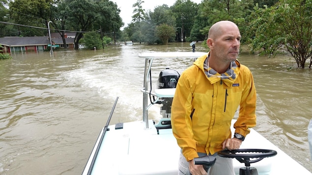 Le citoyen de Houston Stephen Amling qui mène une opération de sauvetage.