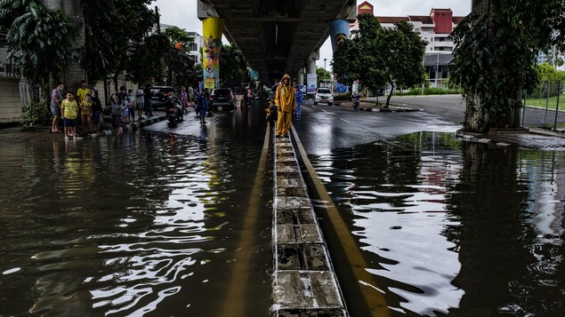 Une route inondée à Jakarta.