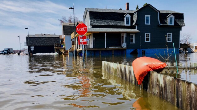 L'eau a grimpé jusqu'aux fondations d'une maison.