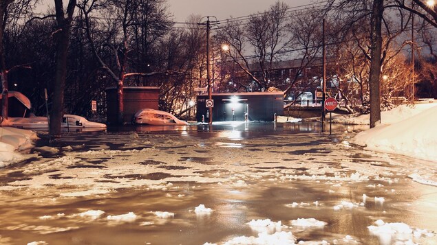 Une rue inondée à Québec en janvier 2018 Une rue inondée à Québec en janvier 2018