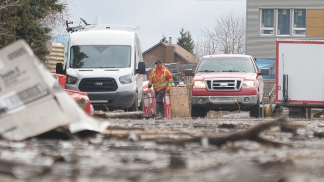 Des maisons sur un terrain inondé.