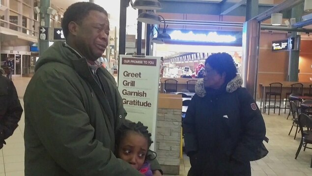 La famille devant les portiques de sécurité à l'aéroport d'Edmonton. La famille devant les portiques de sécurité à l'aéroport d'Edmonton.