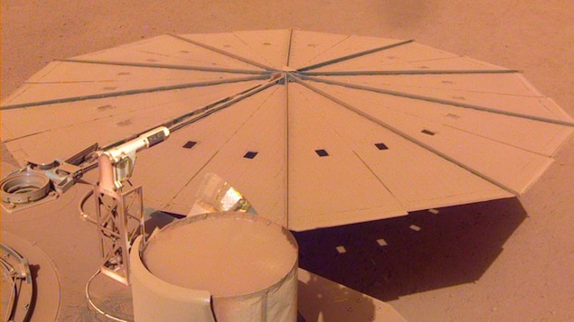 Cette image prise par InSight montre l'un de ses panneaux solaires recouverts de poussière le 24 avril 2022.