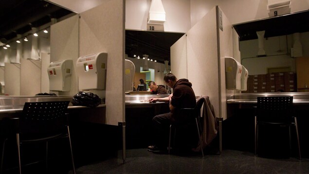 Un homme se repose après s'être injecté de l'héroïne dans les locaux d'Insite. Un homme se repose après s'être injecté de l'héroïne dans les locaux d'Insite.