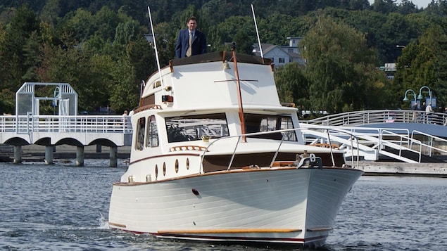 Ken Schley, sur le toit de son bateau, dans le port de Nanaimo Ken Schley, sur le toit de son bateau, dans le port de Nanaimo