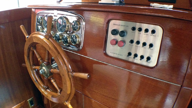 Le tableau de bord du SS Minnow, avec la barre originale et les nouveau outils technologiques Le tableau de bord du SS Minnow, avec la barre originale et les nouveau outils technologiques