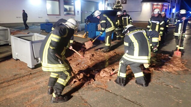 Les pompiers de Werl en Allemagne dégagent la rue après un déversement de chocolat liquide
