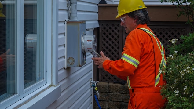 Étienne Lagueux, inspecteur à la protection des revenus d'Hydro-Québec, effectue des vérifications sur un compteur. Étienne Lagueux, inspecteur à la protection des revenus d'Hydro-Québec, effectue des vérifications sur un compteur.