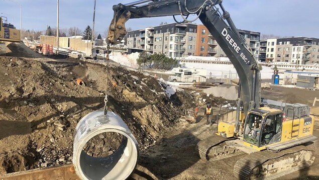 Installation d'une conduite d'eau pluviale sous l'autoroute Laurentienne.