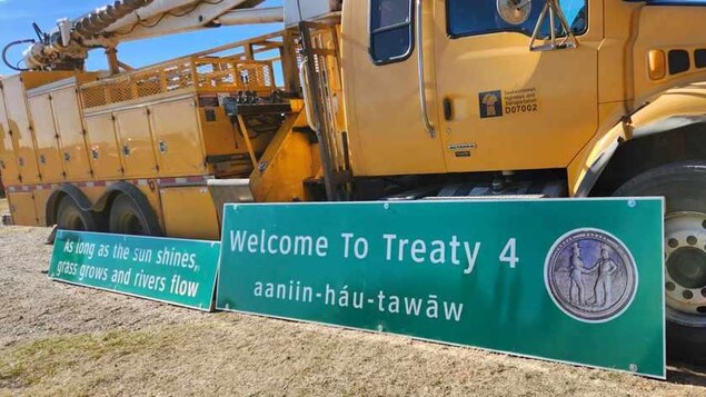 Le panneau de signalisation routière du Traité 4 qui présente une image de la médaille du traité, le texte des traités puis un message de bienvenue rédigé dans la langue autochtone de la région du traité.