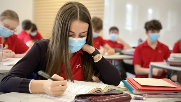 Une élève portant un masque en classe.