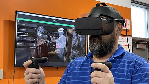 Un homme participe à un exercice de réalité virtuelle.