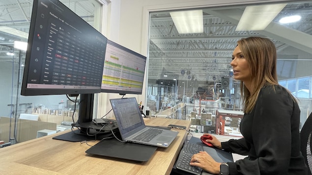 Laurie Larochelle consulte le logiciel utilisant l'intelligence artificielle