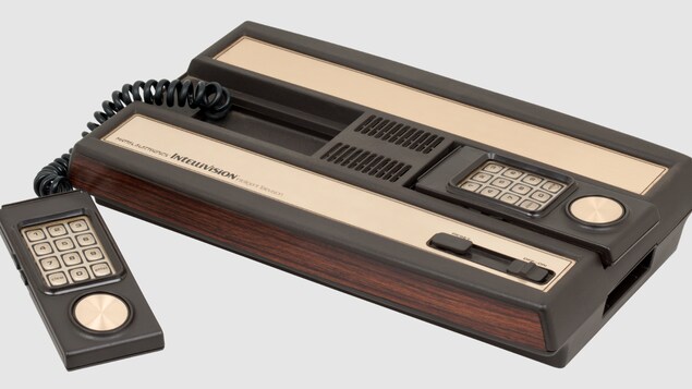 Une console de jeu avec une manette ressemblant à un téléphone. 