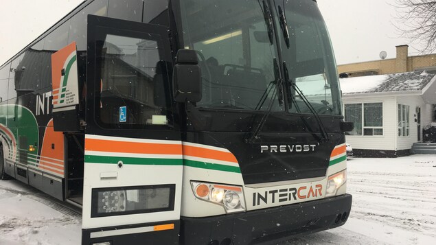 Intercar reprend graduellement ses liaisons sur la Côte-Nord. Un autobus d'intercar, la porte ouverte.