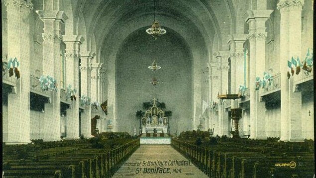 L'intérieur d'une grande cathédrale de début du 20e siècle. L'intérieur d'une grande cathédrale de début du 20e siècle.