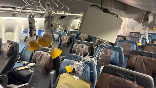 The interior of Singapore Airline Flight SQ321 is pictured after an emergency landing at Bangkok's Suvarnabhumi International Airport on Tuesday. (Reuters)