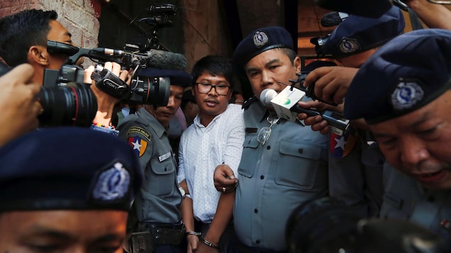 Le journaliste de Reuters Wa Lone, à la sortie du tribunal. Le journaliste de Reuters Wa Lone, à la sortie du tribunal.