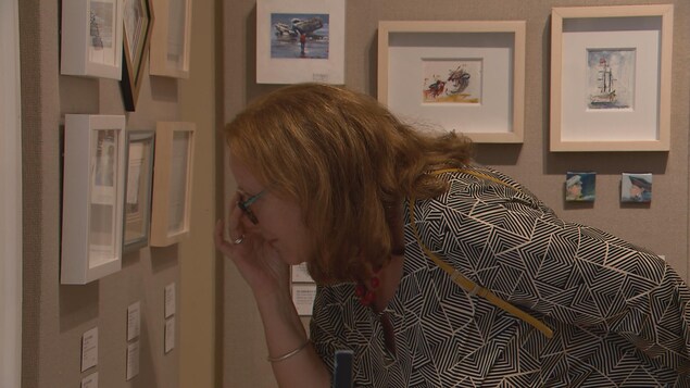 Une femme qui assiste à l'Internationale d'art miniature de Lévis Une femme qui assiste à l'Internationale d'art miniature de Lévis