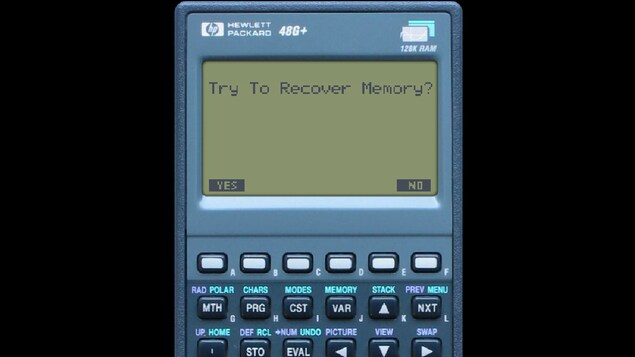 L'écran d'une vieille calculette indiquant la mention «Try to recover memory?». 