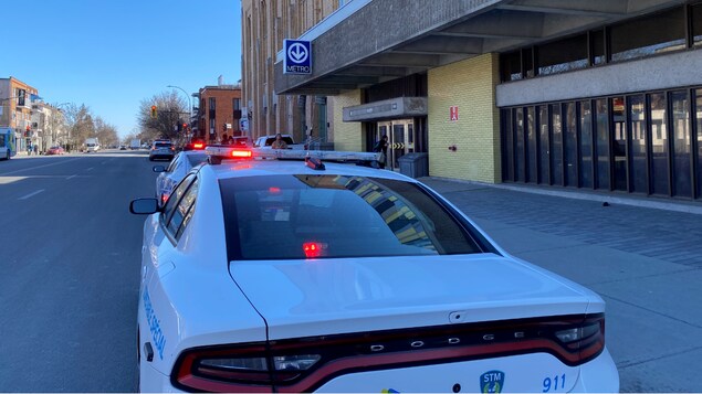 Un véhicule de patrouilleurs de la STM est stationné devant la station de métro Joliette.