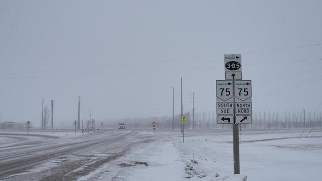 Un panneau de rue qui indique l'intersection de la route 305 avec la route 75 le 17 mars 2026.    