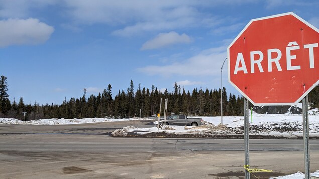 Une affiche d'arrêt sur une route.
