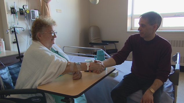 L'intervenant spirituel Yves Hébert rencontre une patiente à l'hôpital de La Pocatière. L'intervenant spirituel Yves Hébert rencontre une patiente à l'hôpital de La Pocatière.