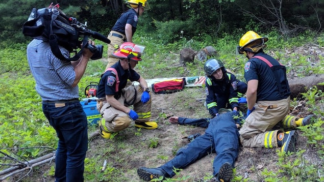 Une caméraman filme la reconstitution d'un accident en forêt. Une caméraman filme la reconstitution d'un accident en forêt.