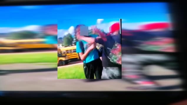 Un jeune attaqué violemment par un autre élève à la sortie de son école