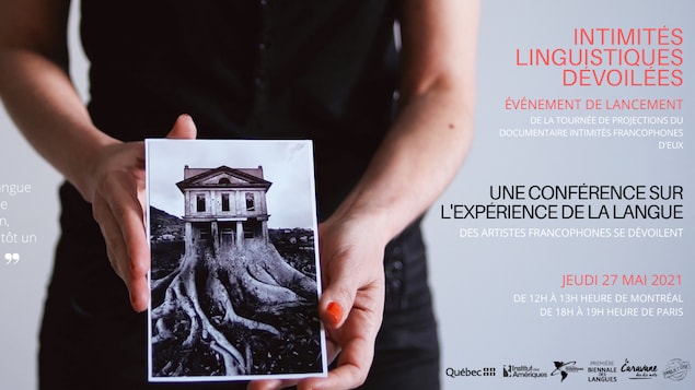 Une personne qui tient une photo d'une maison avec des racines d'arbres et les informations de la conférence Intimités linguistiques dévoilées.
